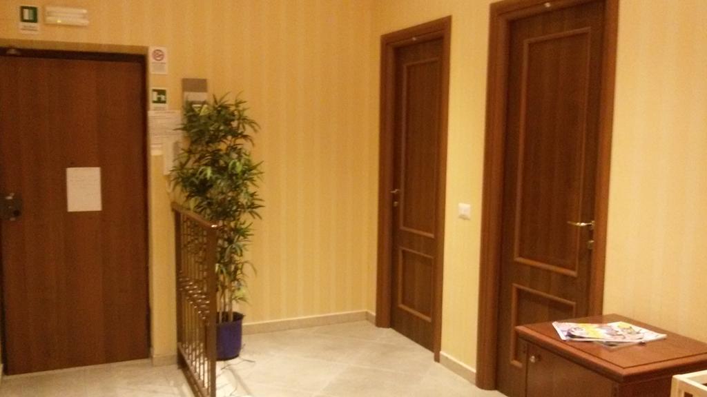 Mrs Julie Guesthouse Рим Екстериор снимка